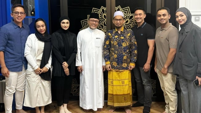 Zumi Zola, Putri Zulhas silaturahmi ke Ustaz Adi Hidayat. [Instagram/@zumizolazulkiflinurdin]