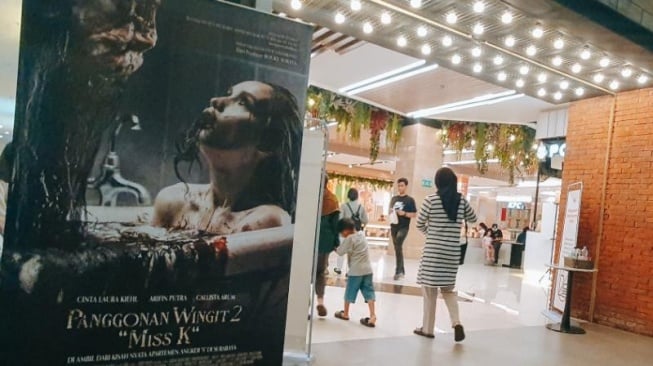 Poster film horor yang sedang tayang di bioskop di Jogja. [Suarajogja.id/Hiskia Andika Weadcaksana]