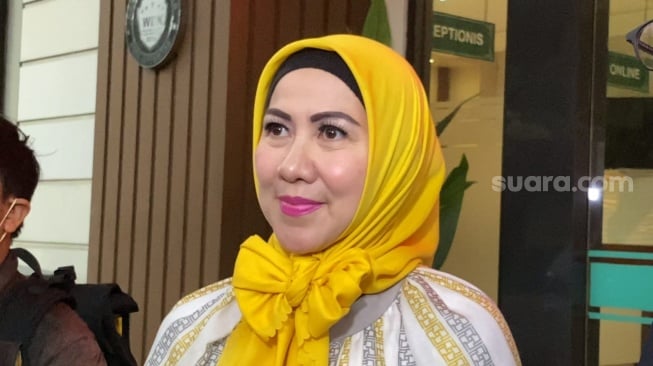 Venna Melinda di kantor Pengadilan Agama Jakarta Selatan kawasan Ragunan, Jakarta, Selasa (19/11/2024) [Suara.com/Adiyoga Priyambodo]