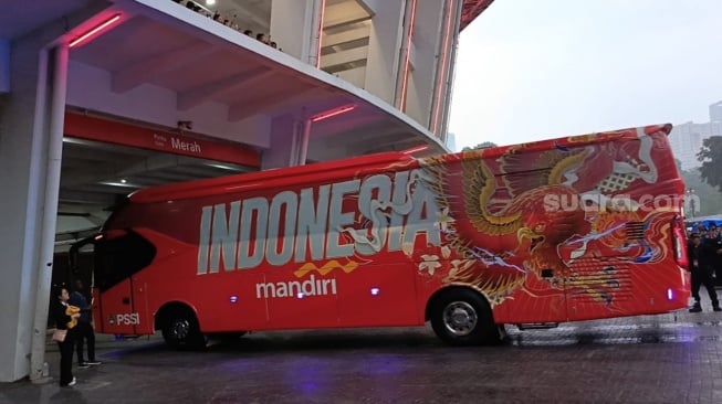 Bus Timnas Indonesia telah tiba di SUGBK jelang melawan Arab Saudi, Selasa (19/11) disambut sorak sorai suporter [Suara.com/Arief Apriadi].