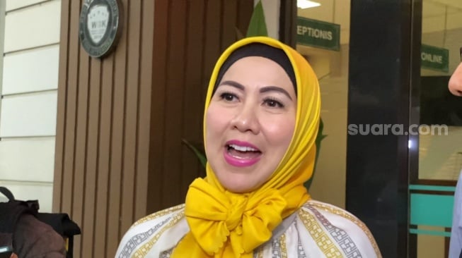 Venna Melinda di kantor Pengadilan Agama Jakarta Selatan kawasan Ragunan, Jakarta, Selasa (19/11/2024) [Suara.com/Adiyoga Priyambodo]