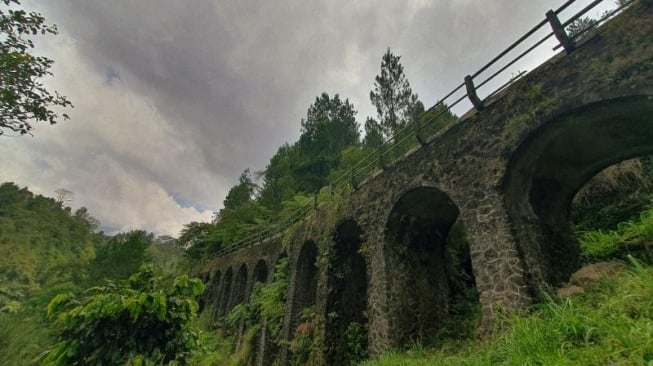 Tempat wisata Plunyon Kali kuning jadi salah satu tempat syuting film horor fenomenal KKN di Desa Penari. [Suarajogja.id/Hiskia Andika Weadcaksana]