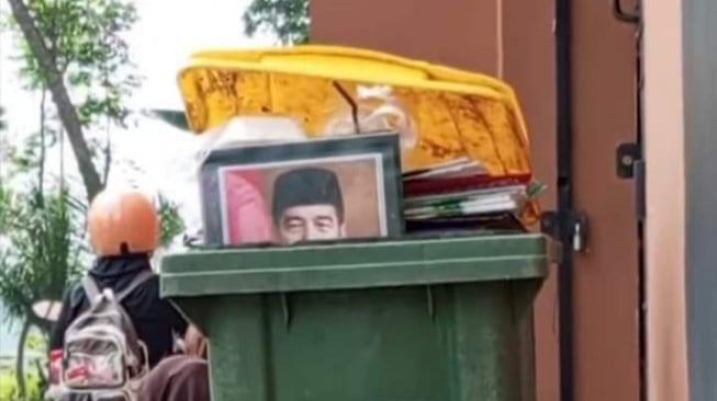 Tak Lagi Menjabat, Penampakan Foto Jokowi Diduga di Tempat Sampah Tuai Berbagai Reaksi: Salah Apa?