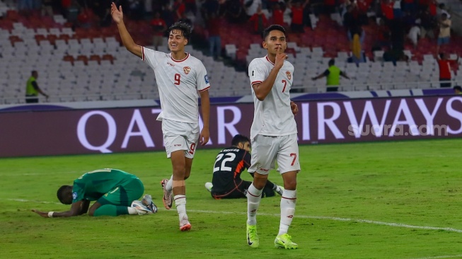 Penyerang Timnas Indonesia Marselino Ferdinan dan Rafael Struick berselebrasi usai mencetak gol ke gawang Arab Saudi saat pertandingan Sepak Bola Kualifikasi Piala Dunia 2026 Zona Asia Antara Indonesia melawan Arab Saudi di Stadion Gelora Bung Karno, Jakarta, Selasa (19/11/2024). [Suara.com/Alfian Winanto]