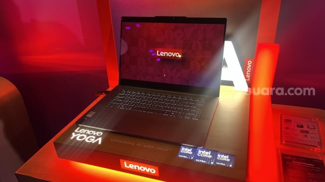 Laptop Lenovo Yoga Slim 7i Aura Edition yang resmi dijual ke Indonesia dengan harga Rp 25 juta, Selasa (19/11/2024). [Suara.com/Dicky Prastya]