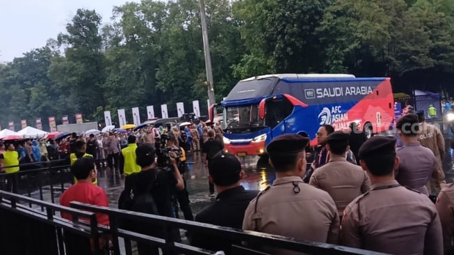 Bus Arab Saudi telah tiba di SUGBK jelang melawan Timnas Indonesia, Selasa (19/11) [Suara.com/Arief Apriadi].