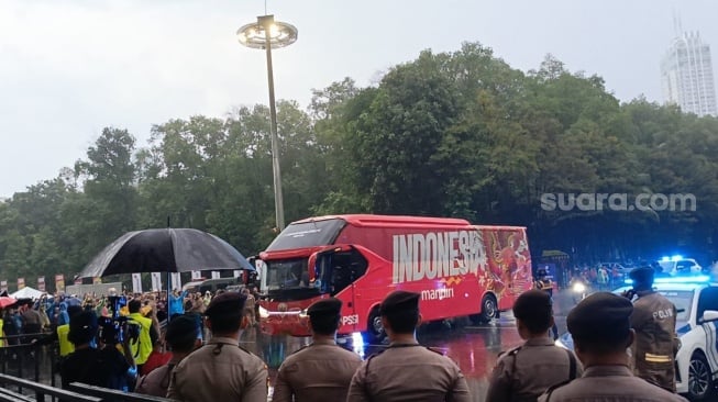 Bus Timnas Indonesia telah tiba di SUGBK jelang melawan Arab Saudi, Selasa (19/11) disambut sorak sorai suporter [Suara.com/Arief Apriadi].