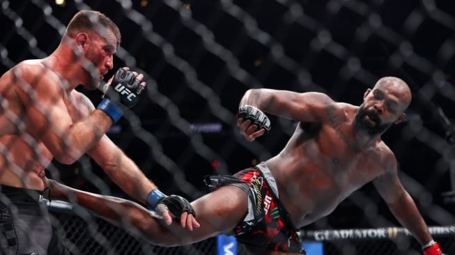 Spinning Back Kick Jones Robohkan Miocic, UFC 309 Berakhir Dramatis!