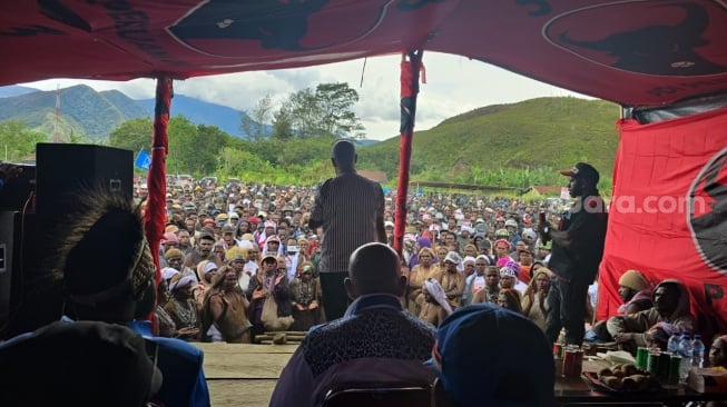 Lautan Manusia Padati Kampanye Akbar di Dogiyai, Tegaskan Pilih Paslon MeGe