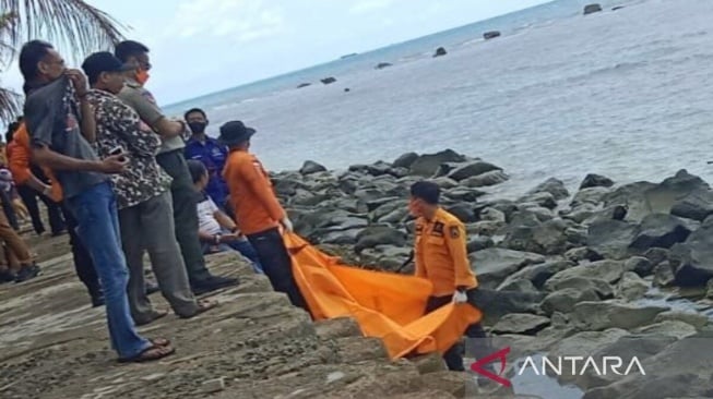 Geger! Sesosok Mayat Pria Ditemukan Mengambang di Pantai Canti Lampung Selatan