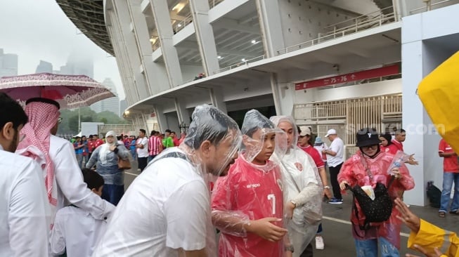 Pantang Kendor! Momen Dramatis Suporter Timnas Indonesia Terjang Hujan demi ke Stadion GBK