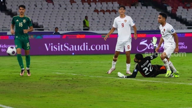 Penyerang Timnas Indonesia Marselino Ferdinan saat mencetak gol ke gawang Arab Saudi saat pertandingan Sepak Bola Kualifikasi Piala Dunia 2026 Zona Asia Antara Indonesia melawan Arab Saudi di Stadion Gelora Bung Karno, Jakarta, Selasa (19/11/2024). [Suara.com/Alfian Winanto]