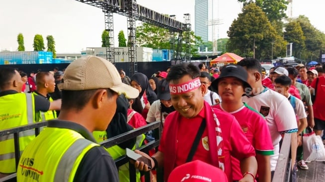 Fans Timnas Indonesia mengantre untuk pemeriksaan barang dan tiket sebeum memasuki Stadion Utama Gelora Bung Karno (SUGBK), Jakarta, Selasa (19/11/2024). [Suara.com/Arief Apriadi]