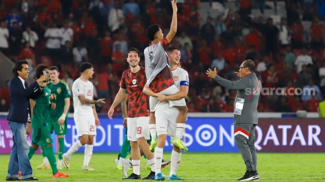 Para Pemain Timnas Indonesia mengangkat Marselino Ferdinan sambil selebrasi usai pertandingan Sepak Bola Kualifikasi Piala Dunia 2026 Zona Asia Antara Indonesia melawan Arab Saudi di Stadion Gelora Bung Karno, Jakarta, Selasa (19/11/2024). [Suara.com/Alfian Winanto]
