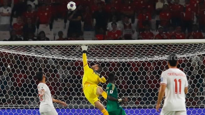 Kiper Timnas Indonesia Maarten Paes saat berhadapan dengan Jepang di Stadion Utama Gelora Bung Karno (SUGBK), Senayan, Jakarta, Selasa (19/11/2024) [Suara.com/Alfian Winanto]