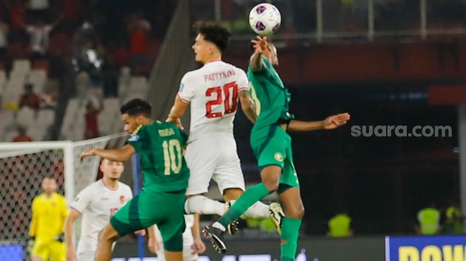 Pemain Timnas Indonesia Shayne Pattynama berenut bolanatas dengan Pemain Arab Saudi saatbpertandingan Sepak Bola Kualifikasi Piala Dunia 2026 Zona Asia Antara Indonesia melawan Arab Saudi di Stadion Gelora Bung Karno, Jakarta, Selasa (19/11/2024). [Suara.com/Alfian Winanto]