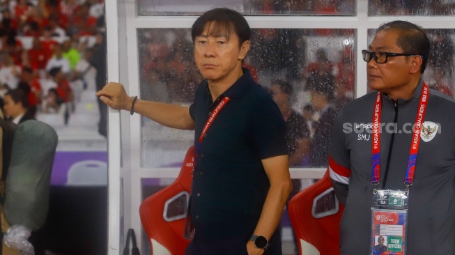 Pelatih Timnas Indonesia Shin Tae-Yong saat pertandingan Sepak Bola Kualifikasi Piala Dunia 2026 Zona Asia Antara Indonesia melawan Arab Saudi di Stadion Gelora Bung Karno, Jakarta, Selasa (19/11/2024). [Suara.com/Alfian Winanto]