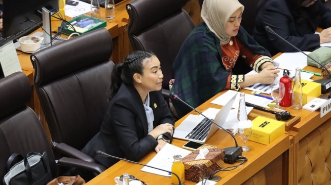 Wakil Ketua Komisi VII DPR RI, Rahayu Saraswati Djojohadikusumo Rapat Kerja Komisi VII dengan Menteri Pariwisata dan Ekonomi Kreatif di Gedung DPR RI, Jakarta, Rabu (20/11/2024). (Dok. Istimewa)