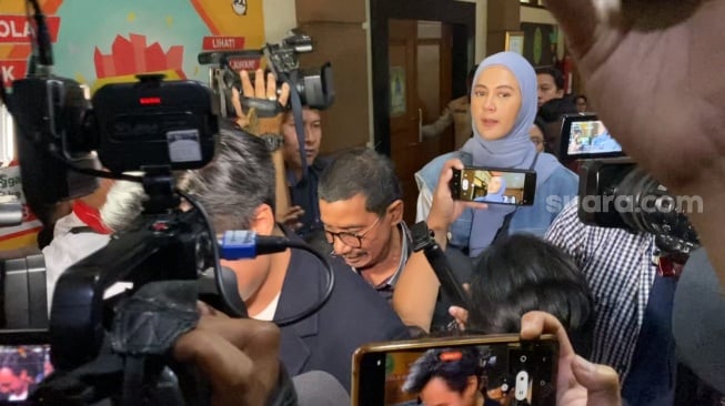 Paula Verhoeven usai hadir sidang cerai di Pengadilan Agama Jakarta Selatan, Rabu (20/11/2024). [Suara.com/Adiyoga Priyambodo]