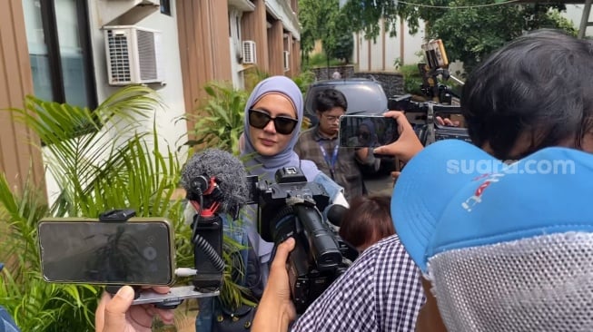 Paula Verhoeven usai hadir sidang cerai di Pengadilan Agama Jakarta Selatan, Rabu (20/11/2024). [Suara.com/Adiyoga Priyambodo]