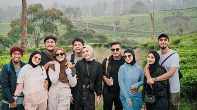 Irish Bella boyong Haldy Sabri liburan bersama geng Safarina ke kebun teh dan curug (Instagram/@_irishbella_)