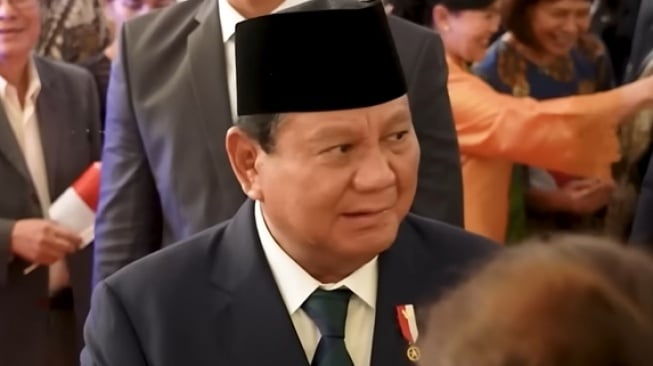 Potret Nasionalisme Prabowo Subianto Dalam Kabin Mobil Mewah, Dukung Timnas Indonesia Lewat HP