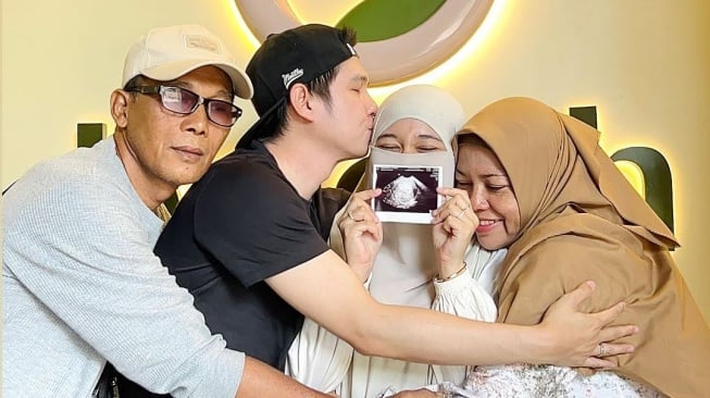 Penuh Rasa Haru, Istri Ustaz Dennis Lim Bagikan Kisah Bisa Hamil Bayi Kembar