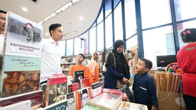 Peringati Hari Anak Sedunia, Gibran Ajak Anak-anak Panti Asuhan ke Toko Buku untuk Tanamkan Minat Baca