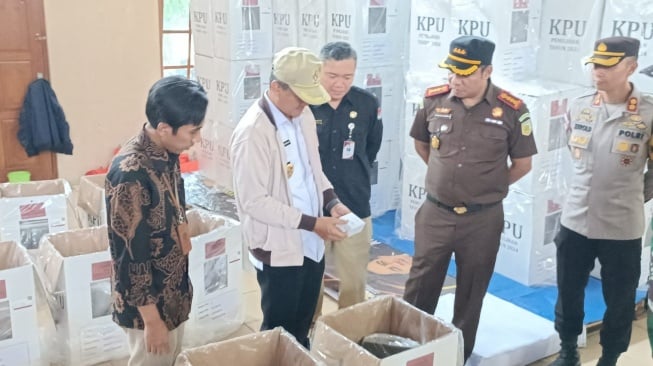 Pj Bupati Karanganyar Sidak Gudang KPU hingga Cek Logistik, Ini Hasilnya