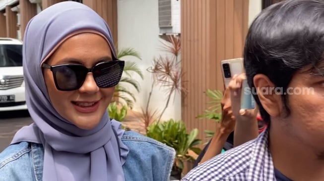 Paula Verhoeven Diantar Seorang Laki-laki ke Sidang Cerai, Siapa Dia?