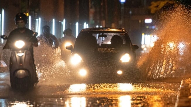 Nyalakan Lampu Hazard Saat Hujan Lebat: Bermanfaat atau Risiko Bahaya Fatal?