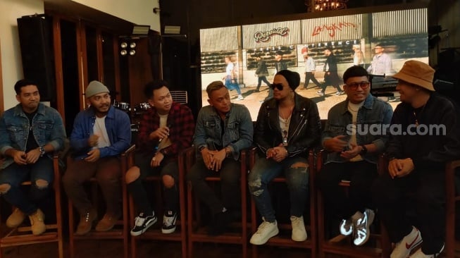 Grup band Rewind saat konferensi pers di Senayan, Jakarta Pusat belum lama ini. [Suara.com/Rena Pangesti]