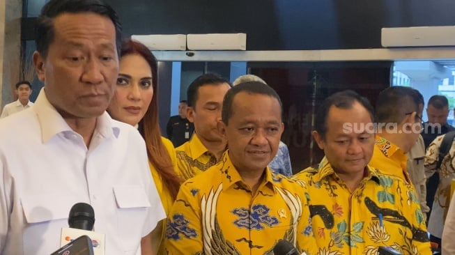 Diserahkan Langsung Menkum Supratman, Bahlil Terima SK Kepengurusan Partai Golkar Periode 2024-2029