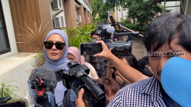 Paula Verhoeven usai hadir sidang cerai di Pengadilan Agama Jakarta Selatan, Rabu (20/11/2024). [Suara.com/Adiyoga Priyambodo]