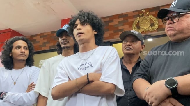 Vadel Badjideh dan keluarganya didampingi pengacara Razman Arif Nasution usai pemeriksaan terkait laporan terhadap Nikita Mirzani di Polres Metro Jakarta Selatan, Rabu (20/11/2024) Suara.com/Tiara Rosana].