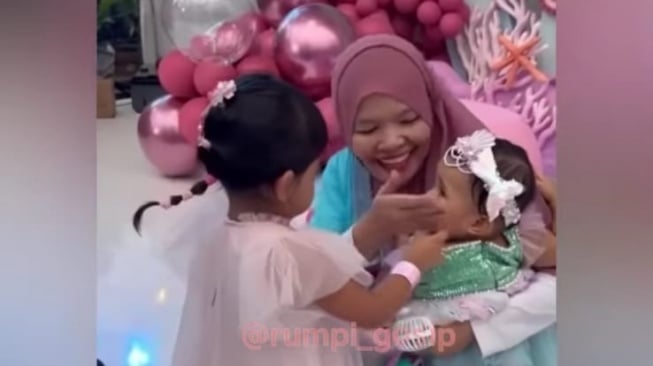 Moana cubit pipi putri Atta Halilintar, Ameena (Instagram/@rumpi_gosip)