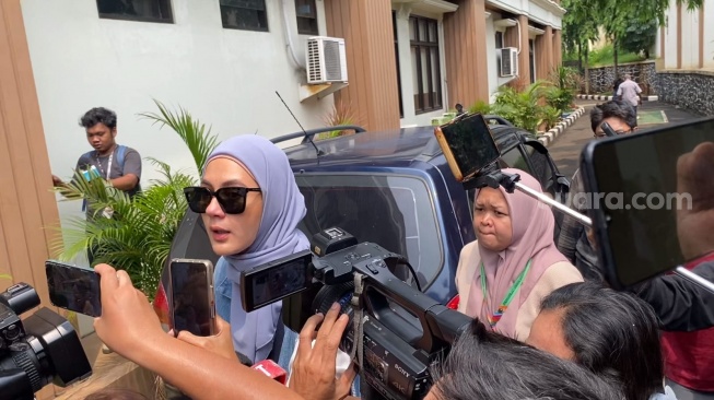 Paula Verhoeven usai hadir sidang cerai di Pengadilan Agama Jakarta Selatan, Rabu (20/11/2024). [Suara.com/Adiyoga Priyambodo]