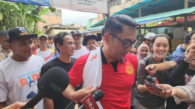 Cagub Jakarta nomor urut satu, Ridwan Kamil saat kenakan jersey Persija. (Suara.com/Fakhri)