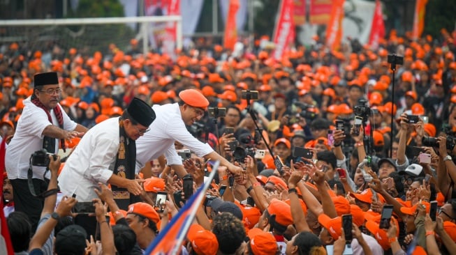 Gubernur DKI Jakarta periode 2017-2022 Anies Rasyid Baswedan (kanan), calon gubernur dan wakil gubernur DKI Jakarta nomor urut 3 Pramono Anung (tengah) dan Rano Karno (kiri) menyalami pendukung saat Apel Siaga dan Rapat Akbar Warga Kawal TPS di Lapangan Blok S, Jakarta, Kamis (21/11/2024). [ANTARA FOTO/Muhammad Ramdan/foc]