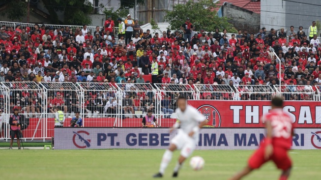 Suporter Malut United memadati tribun Stadion Kie Raha, Ternate saat melawan Persis Solo dalam lanjutan BRI Liga 1 2024/2025, Kamis (21/11/2024). [Persis Solo/ M Maftuh Mafazi]