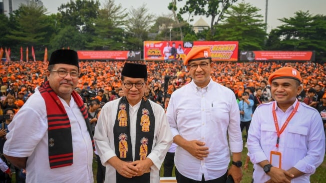 Gubernur DKI Jakarta periode 2017-2022 Anies Rasyid Baswedan (kedua kanan), calon gubernur dan wakil gubernur DKI Jakarta nomor urut 3 Pramono Anung (kedua kiri) dan Rano Karno (kiri), serta Dewan Pengarah Warga Kota Sahrin Hamid (kanan) berfoto bersama saat Apel Siaga dan Rapat Akbar Warga Kawal TPS di Lapangan Blok S, Jakarta, Kamis (21/11/2024). [ANTARA FOTO/Muhammad Ramdan/foc]