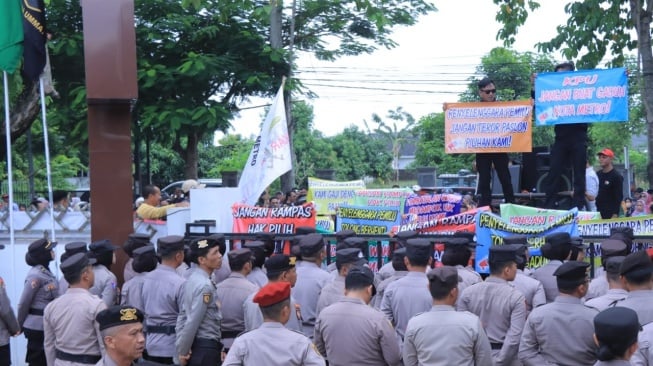 Drama Pilkada Metro: Wahdi-Qomaru Didiskualifikasi, Aksi Demo Warnai Kantor KPU