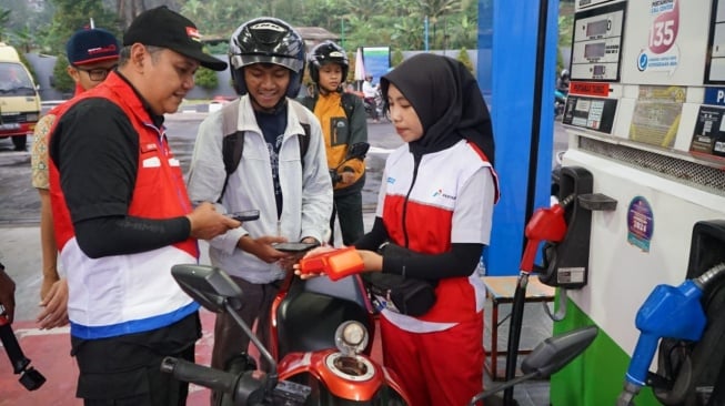 Guna memastikan kehandalan sarana dan fasilitas (sarfas) SPBU Pertamina Patra Niaga Regional Jawa Bagian Tengah (JBT), Vice President (VP) Retail Fuel Sales bersama tim internal PT Pertamina Patra Niaga Regional JBT kunjungi 8 SPBU di jalur selatan Jawa Tengah. [Dok Pertamina]