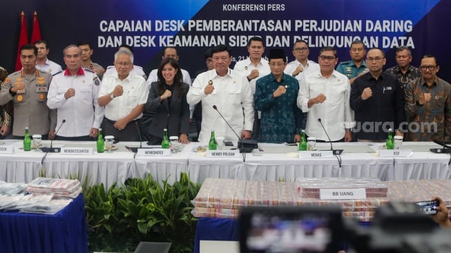 Menko Polkam Budi Gunawan (tengah) menyampaikan keterangan didampingi Menkomdigi Meutia Hafid (keempat kiri), Mendiktisaintek Satryo S Brodjonegoro (ketiga kiri), Kepala BSSN Hinsa Siburian (kedua kiri), Kabareskrim Komjen Pol Wahyu Widada (kiri), Menteri Agama Nasaruddin Umar (keempat kanan), Kepala PPATK Ivan Yustiavandana (ketiga kanan), Kepala Staf Kepresidenan AM Putranto (kedua kanan) dan Deputi Bank Indonesia Juda Agung (kanan) saat konferensi pers capaian desk pemberantasan perjudian daring dan desk keamanan siber dan perlindungan data di Kantor Komdigi, Jakarta, Kamis (21/11/2024). [Suara.com/Alfian Winanto]