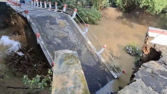 Tak Kuat Diterjang Banjir, Jembatan di Ngawi Ambrol