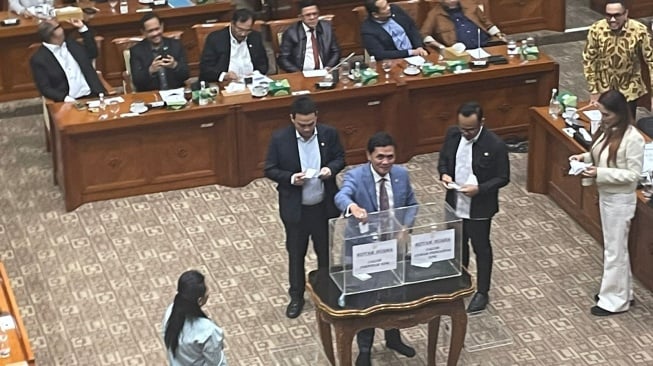 Anggota Komisi III DPR melakukan voting untuk menentukan Pimpinan dan Dewan Pengawas KPK pada periode mendatang, Kamis (21/11/2024). [Suara.com/Bagaskara]