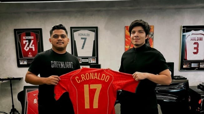 Atta Halilintar membeli jersey asli Cristiano Ronaldo. (Instagram)