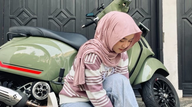 Nissa Sabyan dan Vespa Sprint. (Instagram)