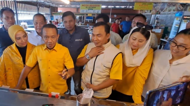 Ketua Umum Partai Golkar, Bahlil Lahadalia menyempatkan singgah di warung Soto Fatimah yang terletak di Jalan Adi Sucipto, Colomadu, Karanganyar, Kamis (21/11/2024). [Suara.com/dok]