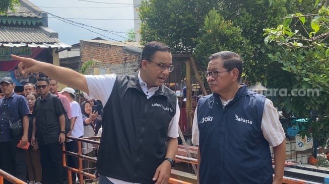 Sempat Jajan Telur Gulung, Pramono-Anies Kompak Pakai Rompi 'JAKI' saat Blusukan Bareng di Cengkareng Jakbar